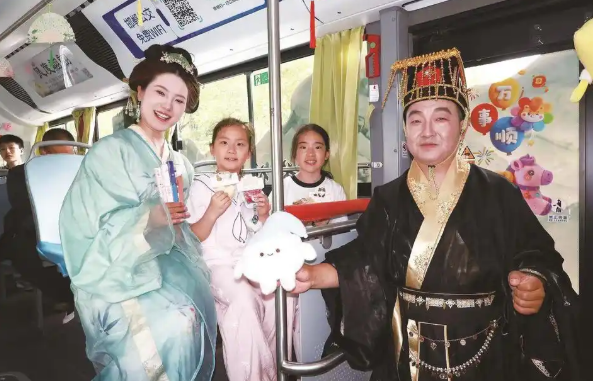 惊艳！邯郸公交司机身着汉服上岗，古韵清风扮靓城市街头